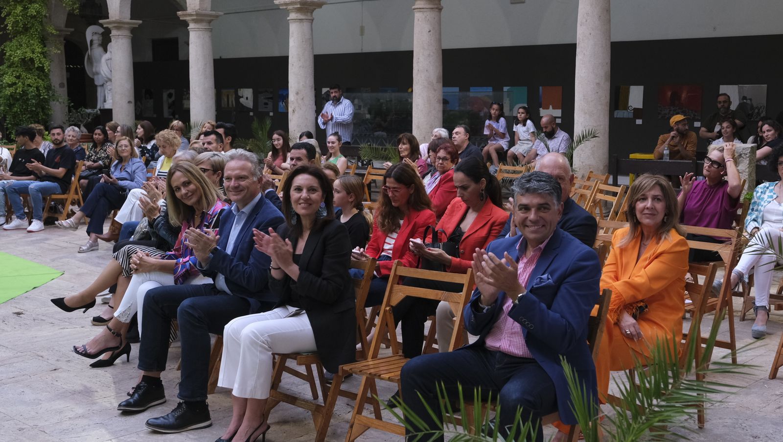 Imágenes del desfile benéfico contra el cáncer, en la Escuela de Artes de Almería