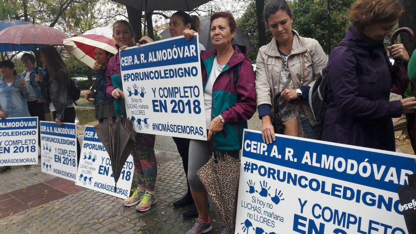 Una protesta de los padres ante la Delegación Territorial de Educación en noviembre de 2017.