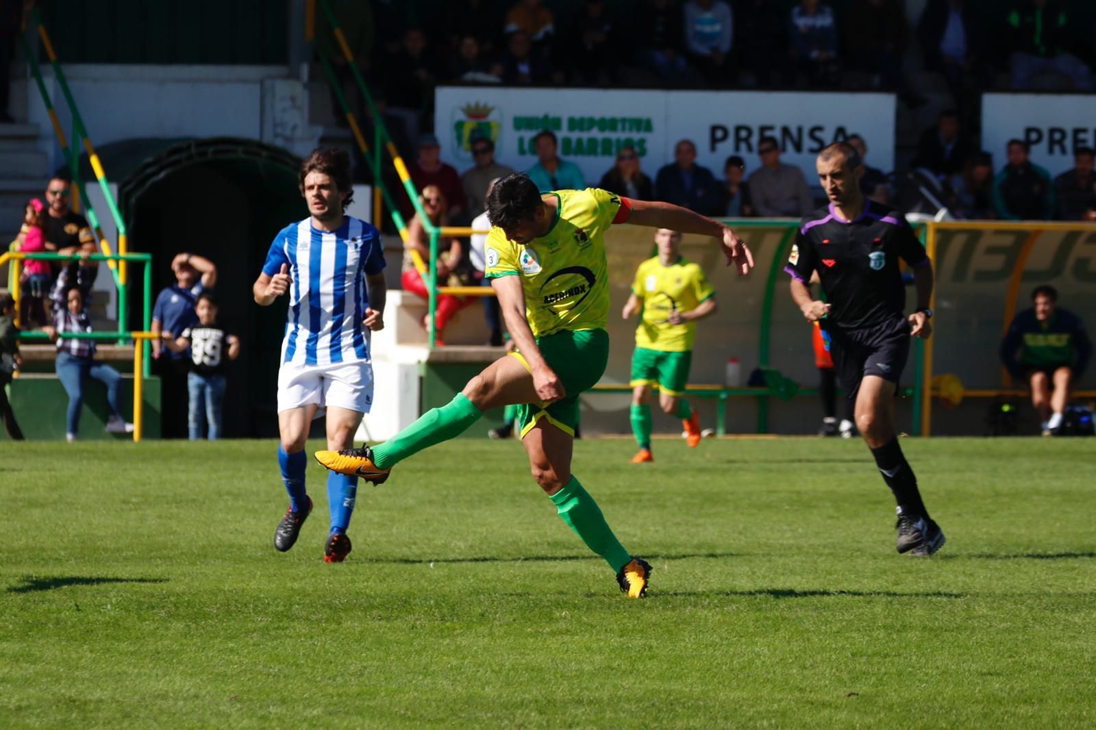 Mario, en el momento del golpeo del gol de la Unión.