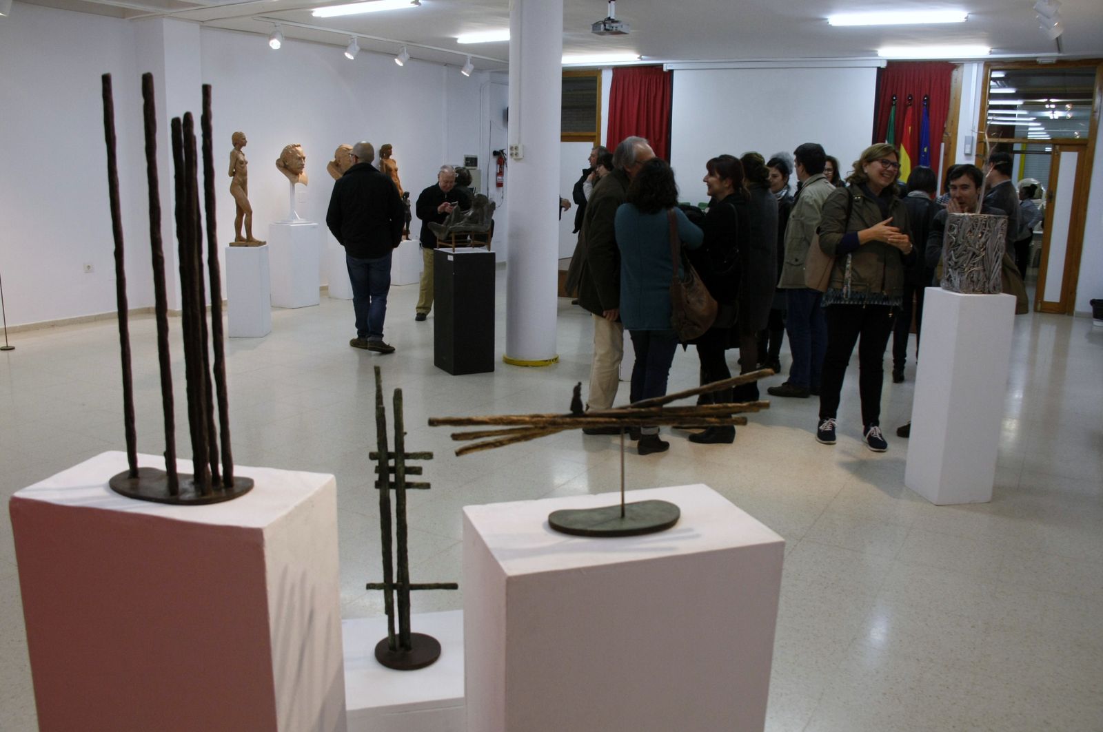 Una imagen de la inauguración de la muestra de escultura en el IES Juan Lara.
