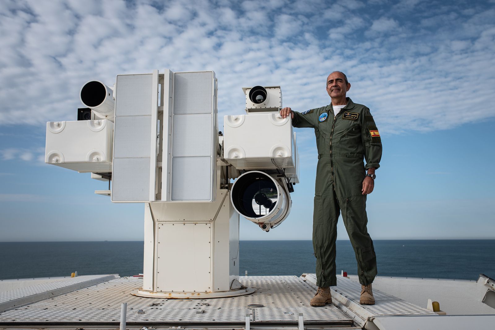 El coronel Maestro, jefe del Cedea, junto a uno de los aparatos para el seguimiento de blancos.