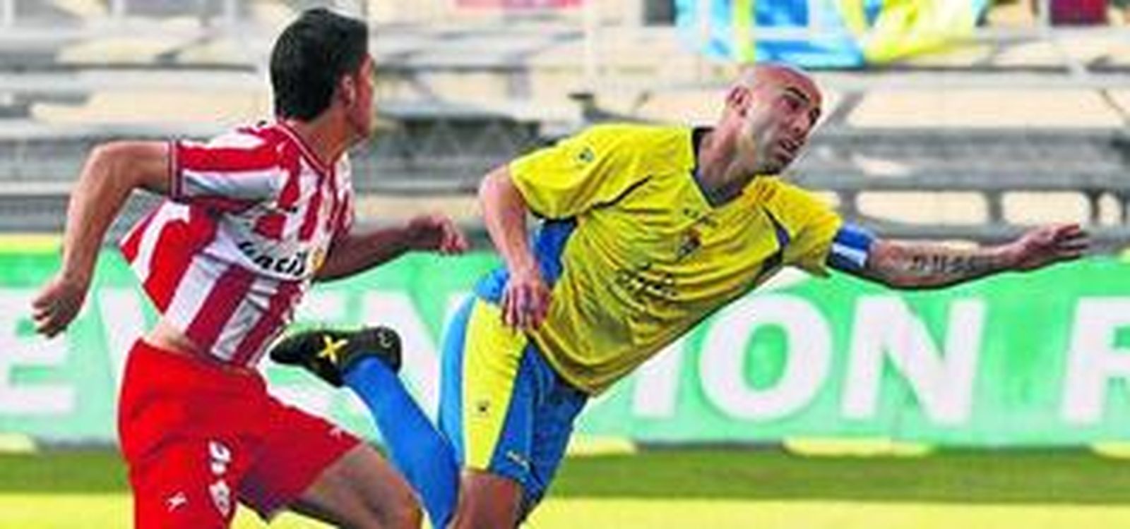 Raúl López, en pleno escorzo en la visita del Almería B.