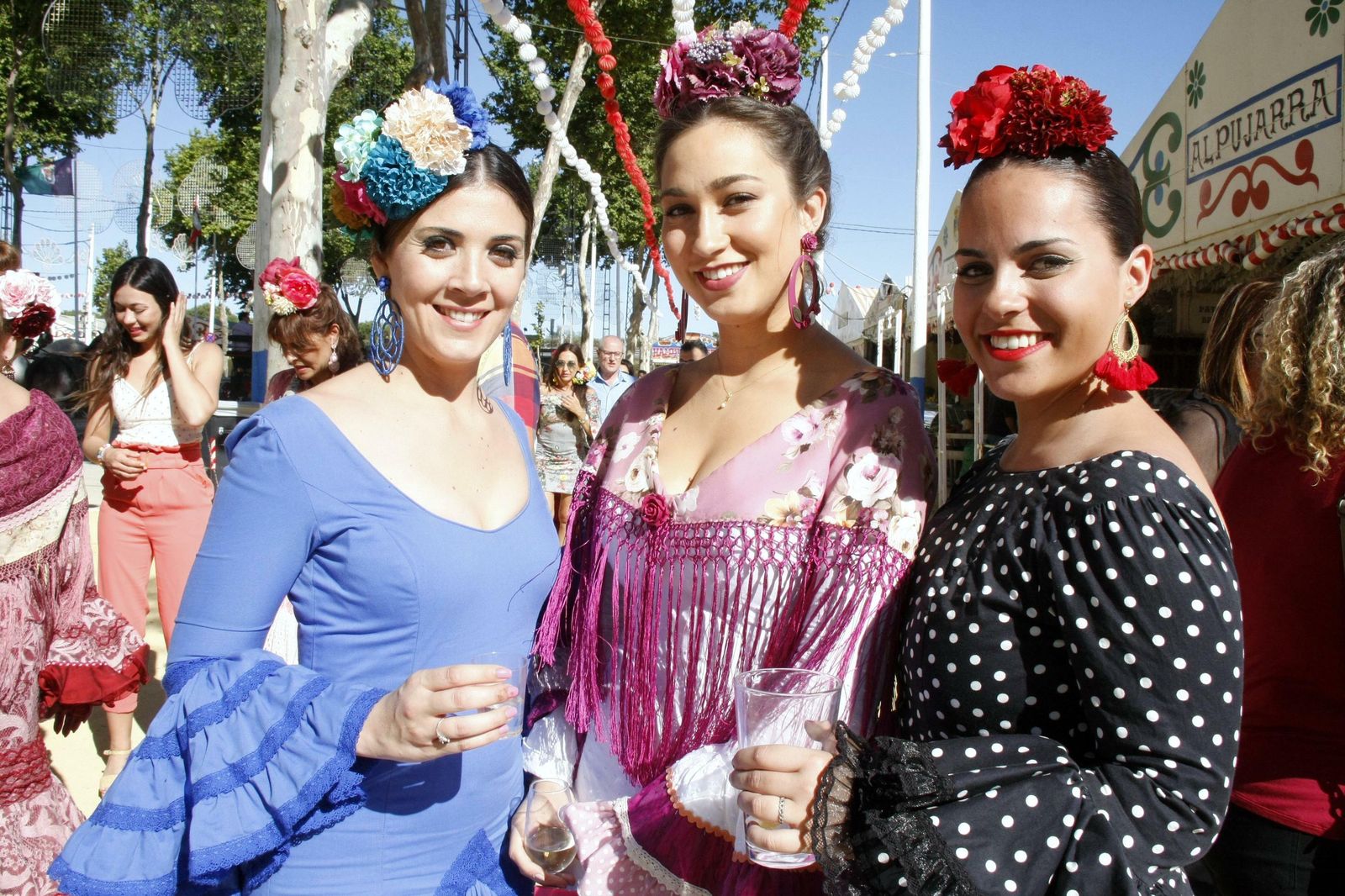 Esta temporada, los claveles en el pelo han sido la elección más común entre las flamencas. En la imagen una de las chicas con varios claveles en el pelo de varios colores.