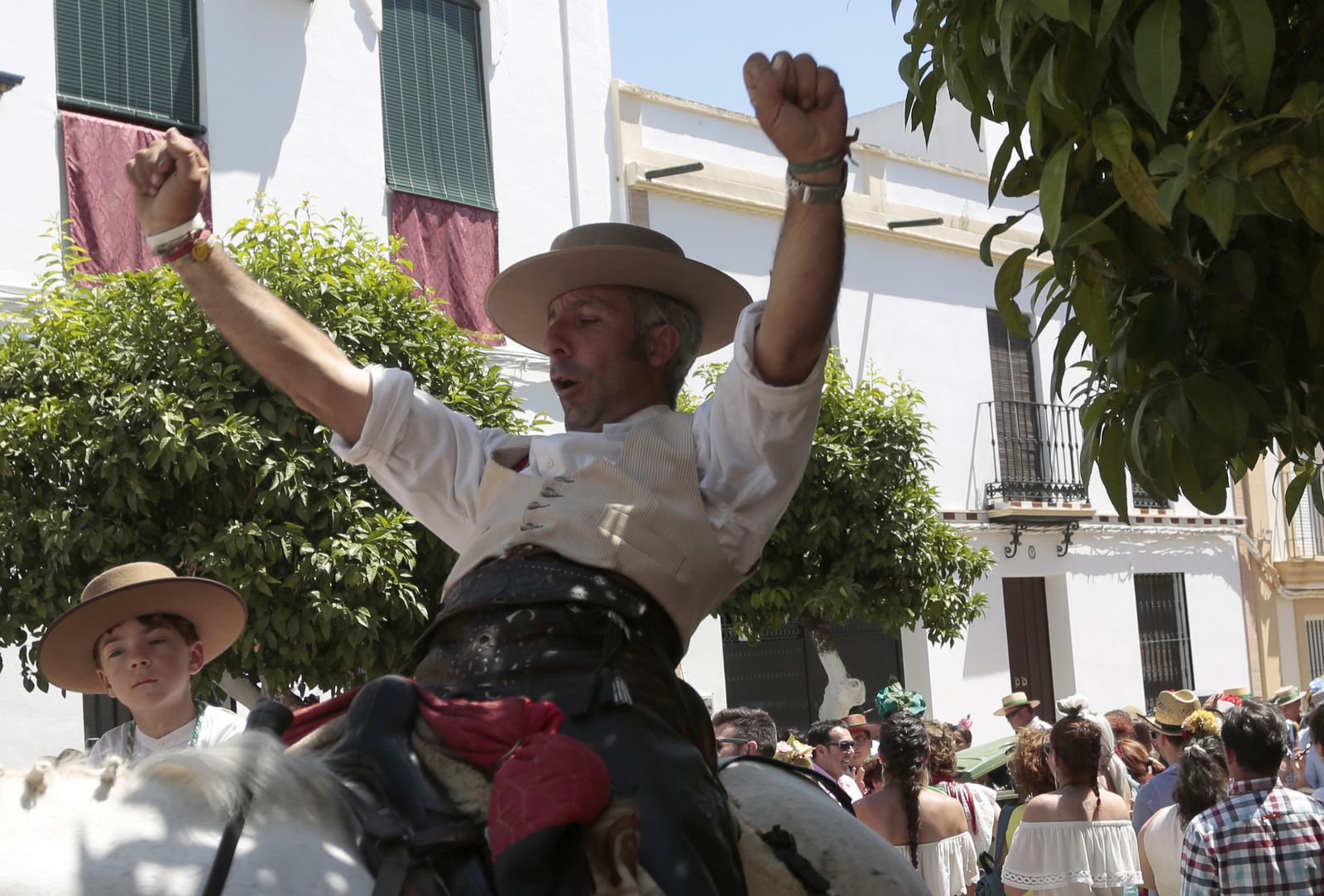 Paso de las hermandades por Villamanrique