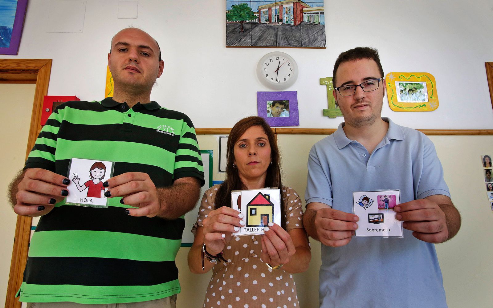 Miembros del Servicio de Accesibilidad Cognitiva de la asociación Autismo Cádiz mostrando pictogramas.