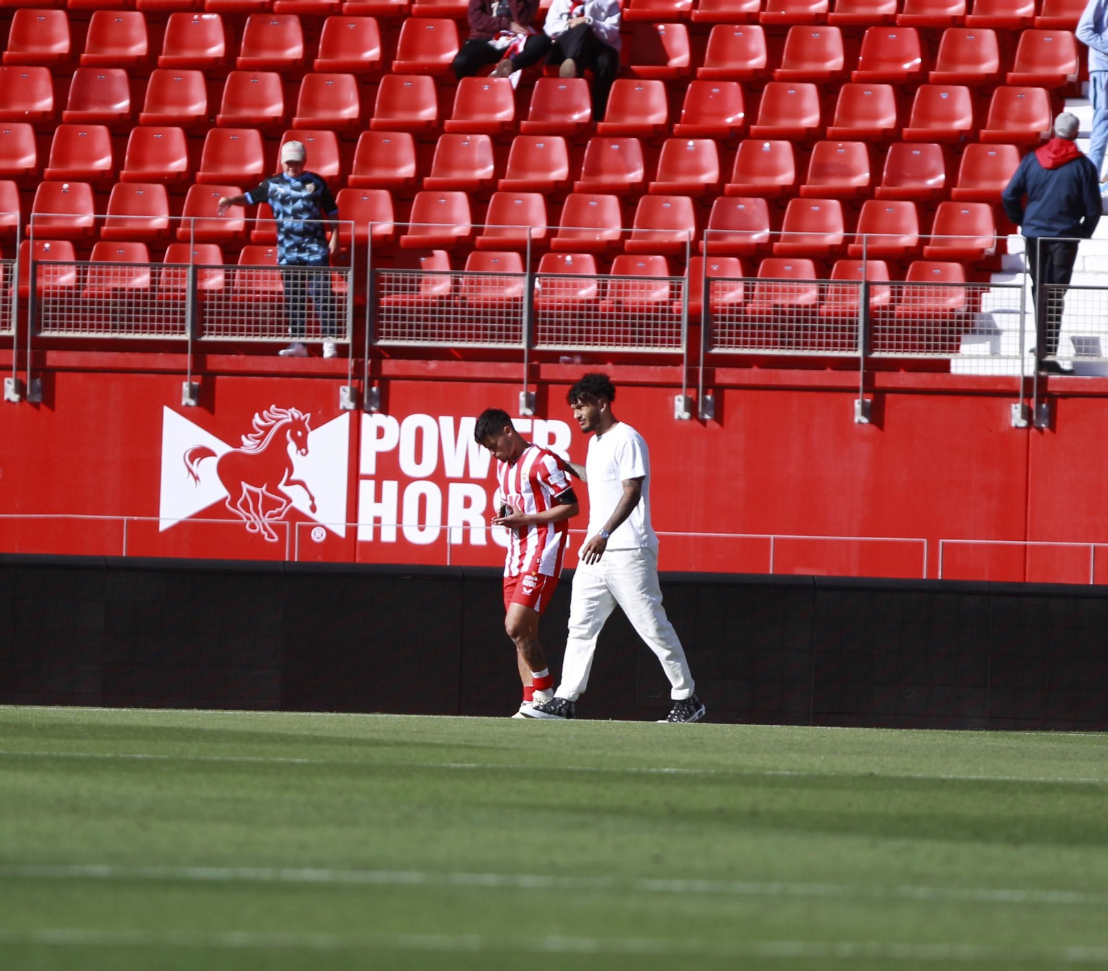 Robertone y Suárez fueron los únicos que dieron una vuelta al campo pidiéndole disculpas a la afición Robertone y Suárez fueron los únicos que dieron una vuelta al campo pidiéndole disculpas a la afición