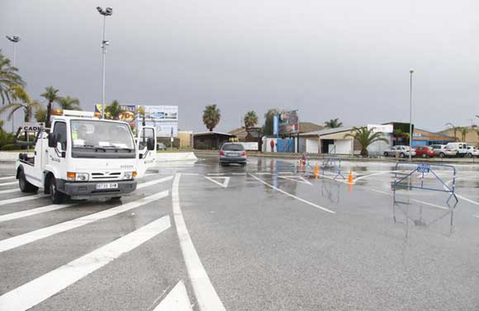 Chiclana se lleva la peor parte de las intensas lluvias que afectan a la provincia, provocando cortes de carreteras, desalojos de casas y crecidas de los ríos

Foto: Sonia Ramos/A.Mora/Rioja