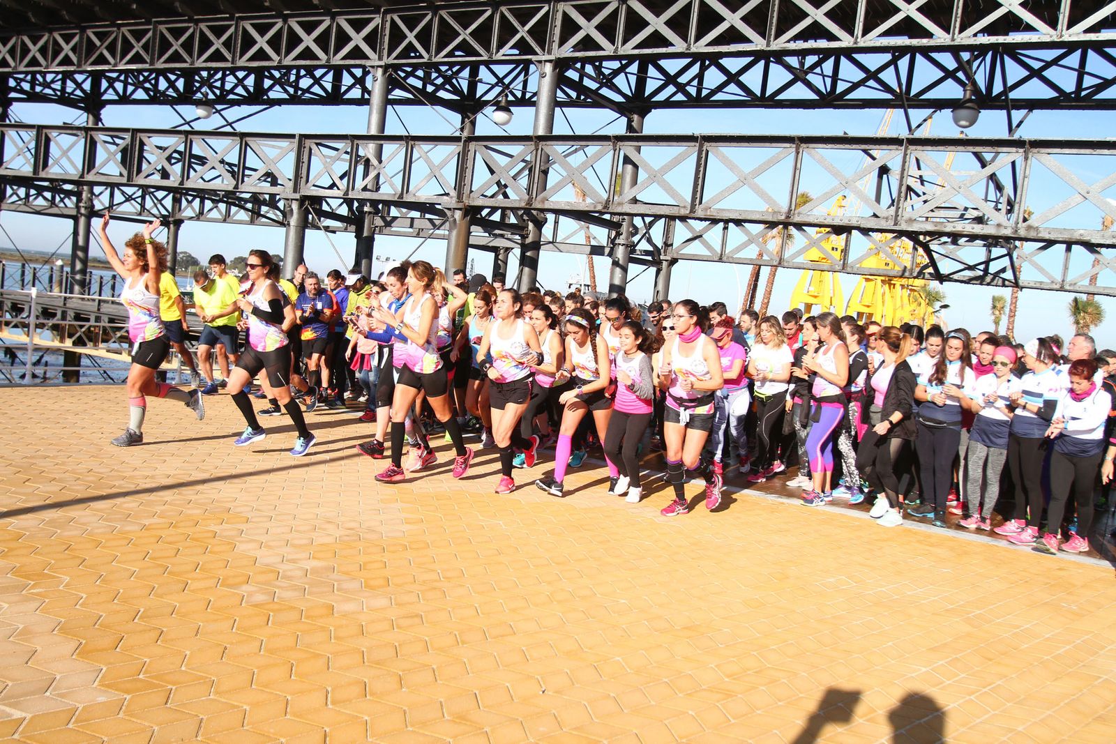 Cientos de personas rinden homenaje a Laura Luelmo en una carrera en Huelva.