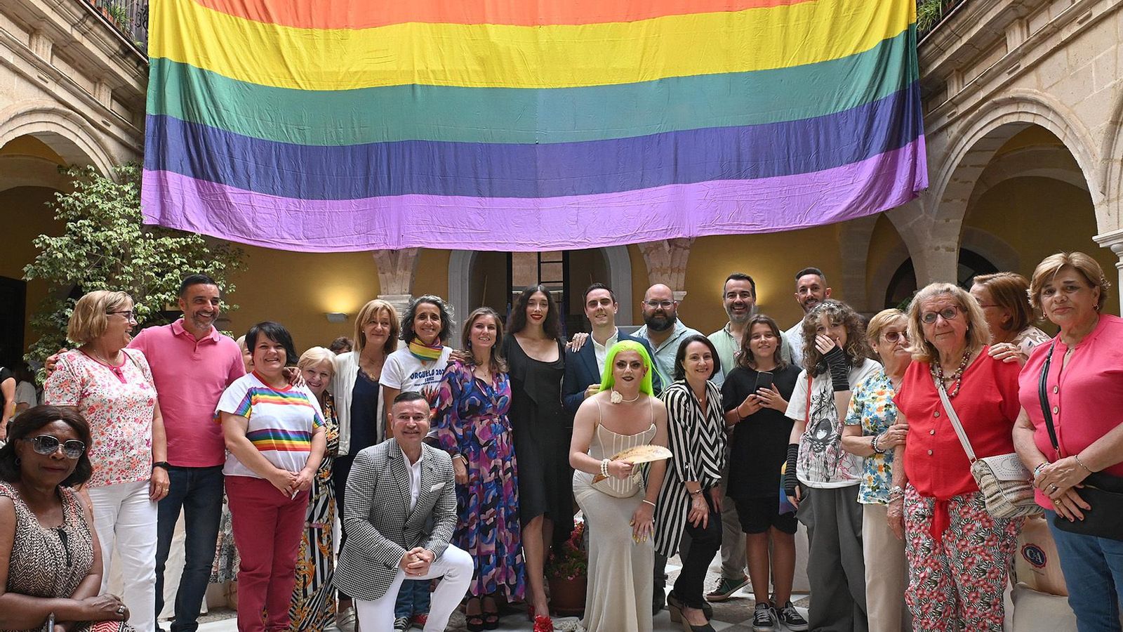 Otra imagen de la celebración del Día del Orgullo LGTBIQAP+ en el Ayuntamiento de Jerez