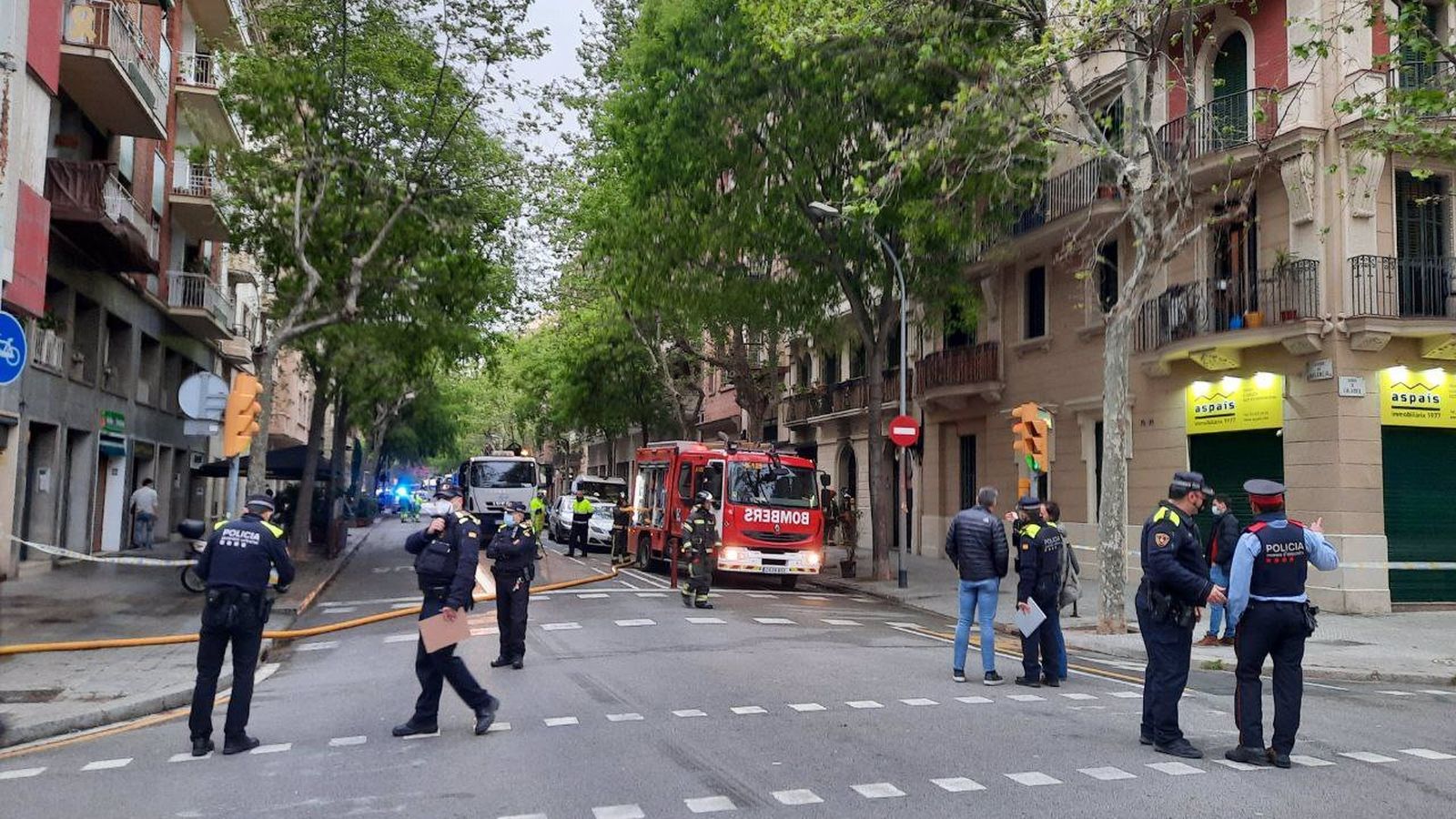 Una herida grave en un incendio que ha afectado a ocho inmuebles en Barcelona