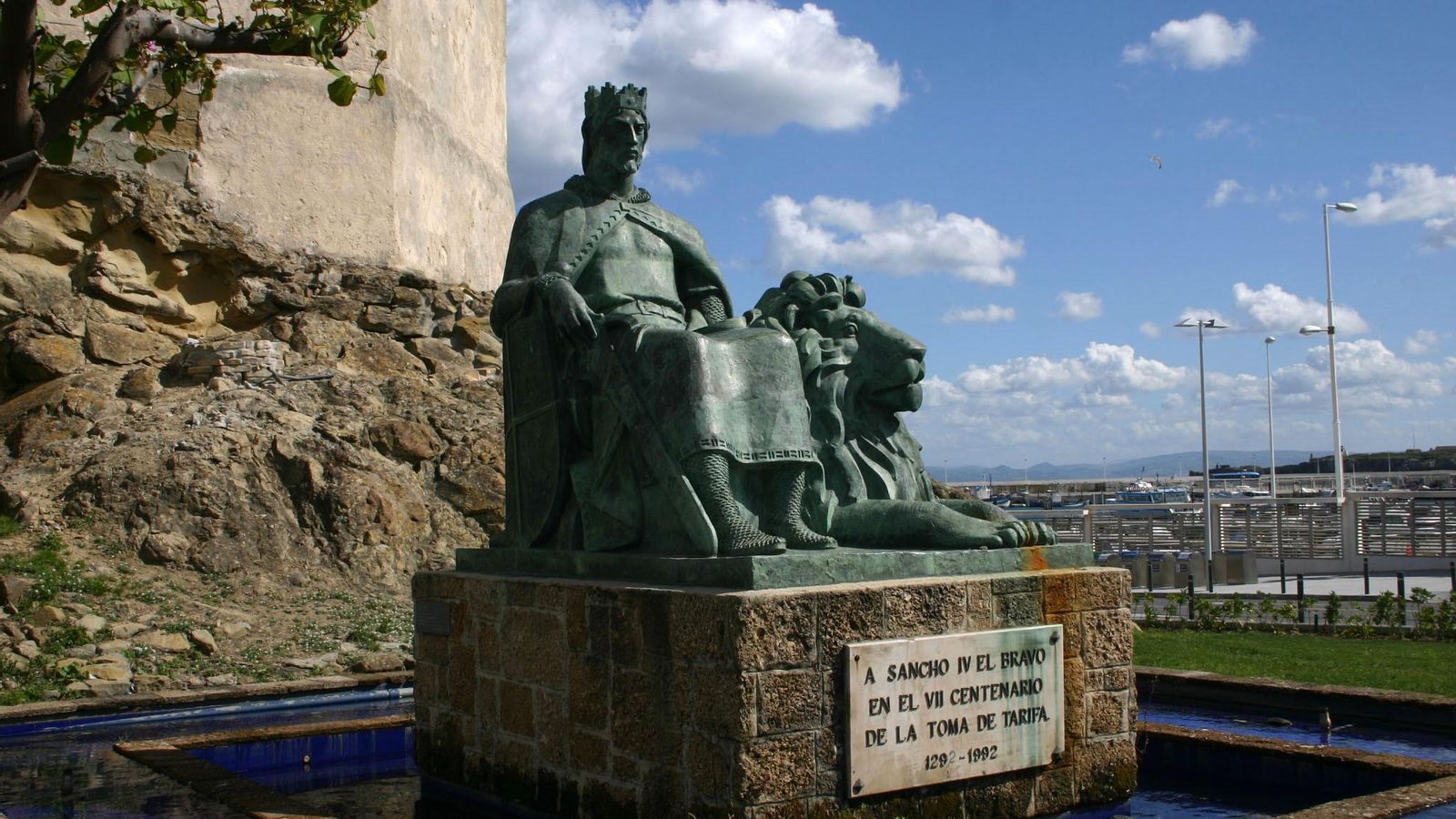El rey Sancho IV. Monumento erigido junto al castillo de Tarifa en 1992