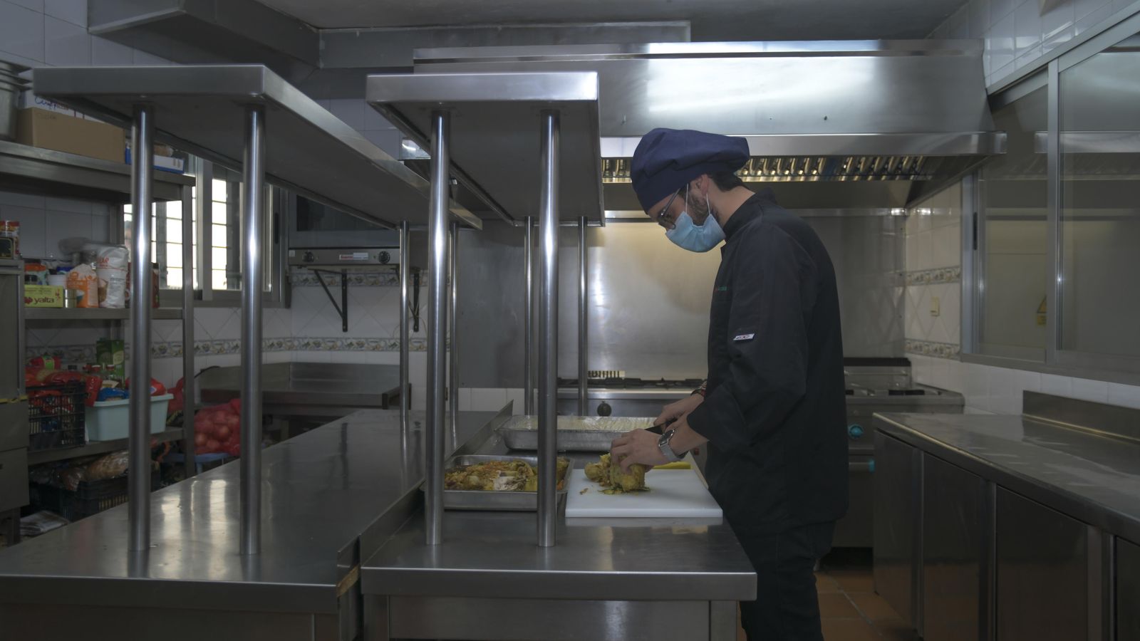 El cocinero prepara el almuerzo en el albergue.