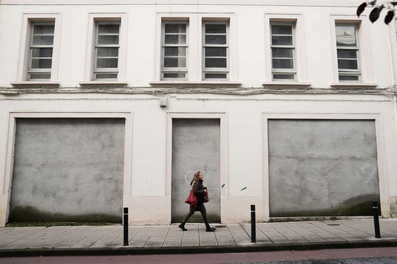 La fachada cegada de un edificio vacío en Galicia.