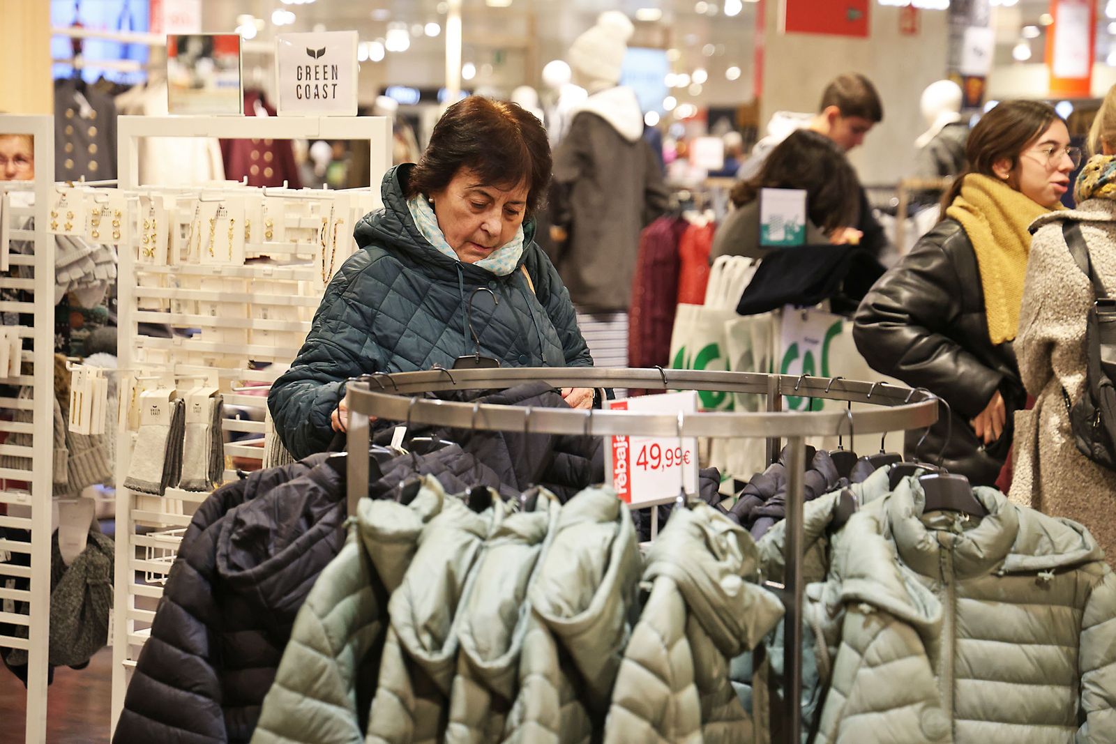 Las fotos del primer día de rebajas en El Corte Inglés de Huelva: frío, colas y descuentos