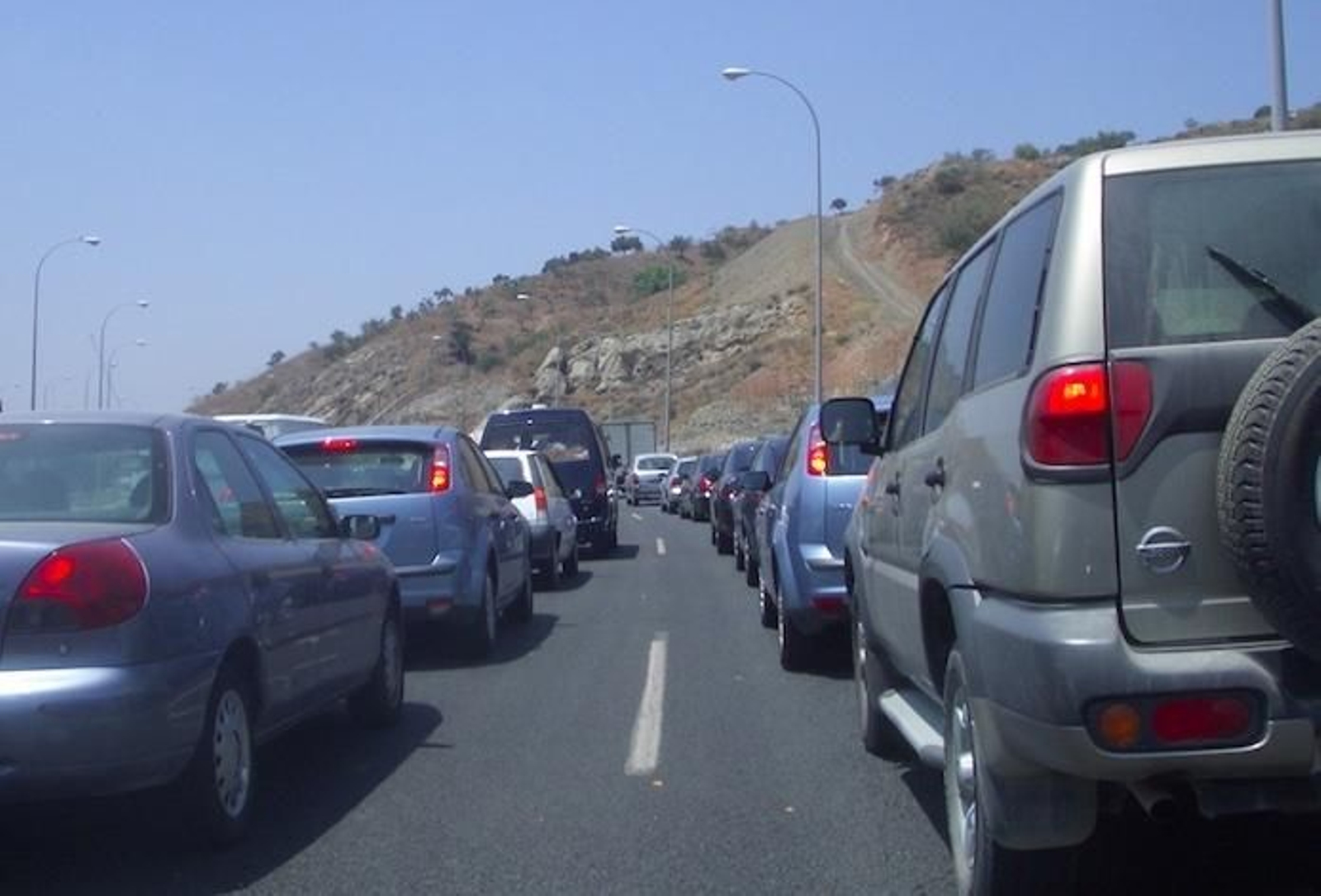 Coches atascados en una caravana en la autovía oriental.