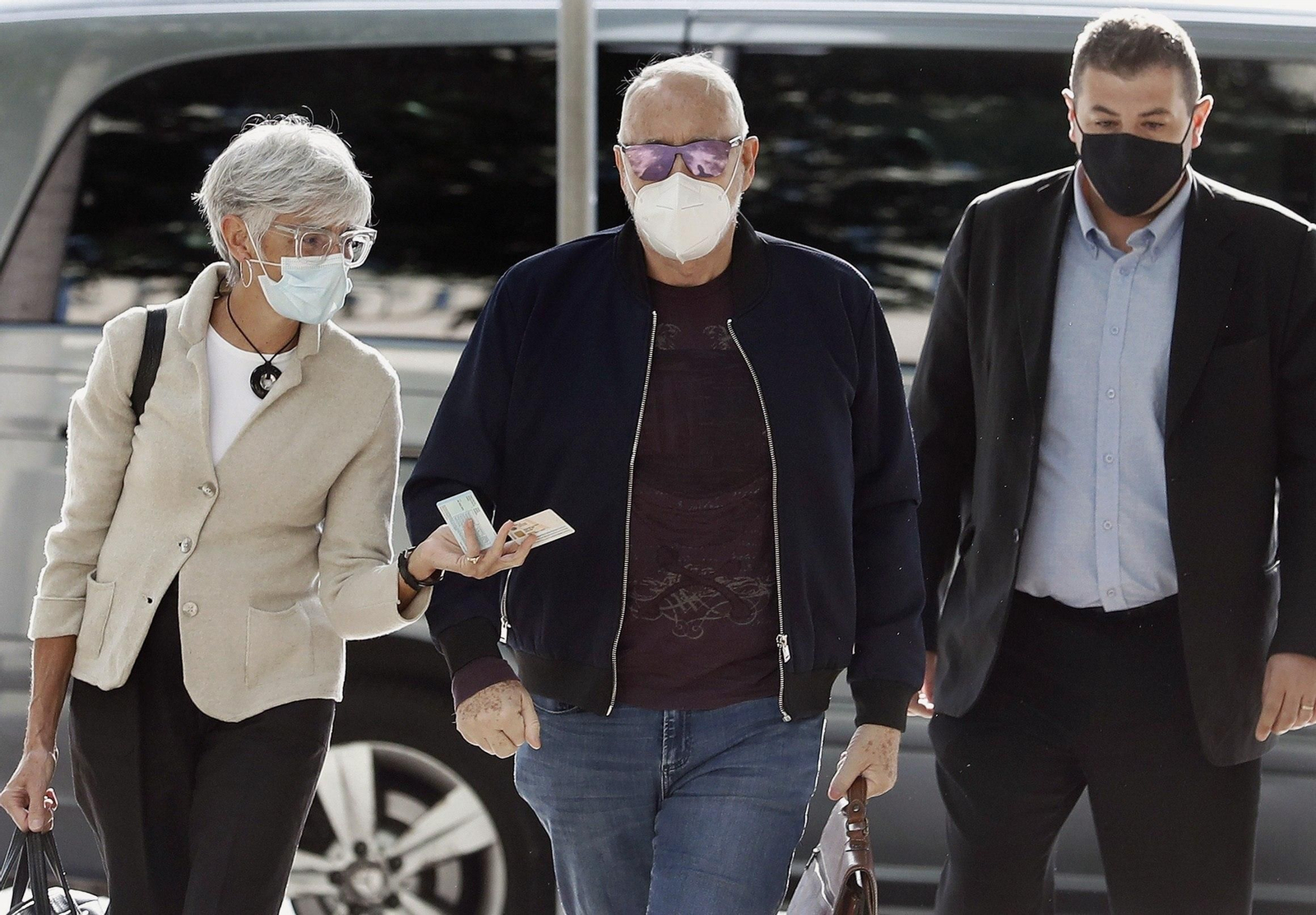 Josep María Mainat, con sus abogados, accede a los juzgados de Barcelona.