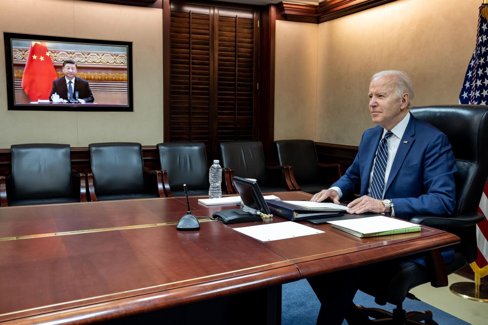 Fotografía cedida por la Casa Blanca donde aparece el presidente de Estados Unidos, Joe Biden (d), mientras habla con su homólogo chino, Xi Jinping (en pantalla), durante su reunión virtual.