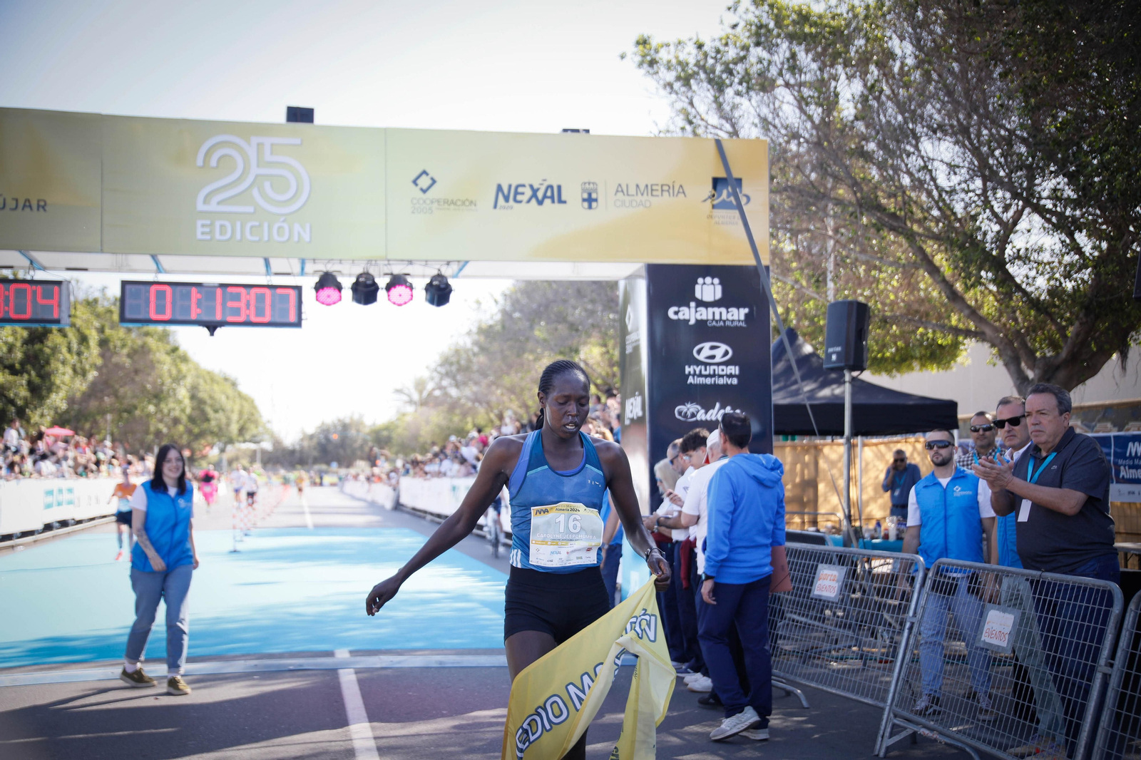 Imágenes de la llegada de la Media maratón Ciudad de Almería