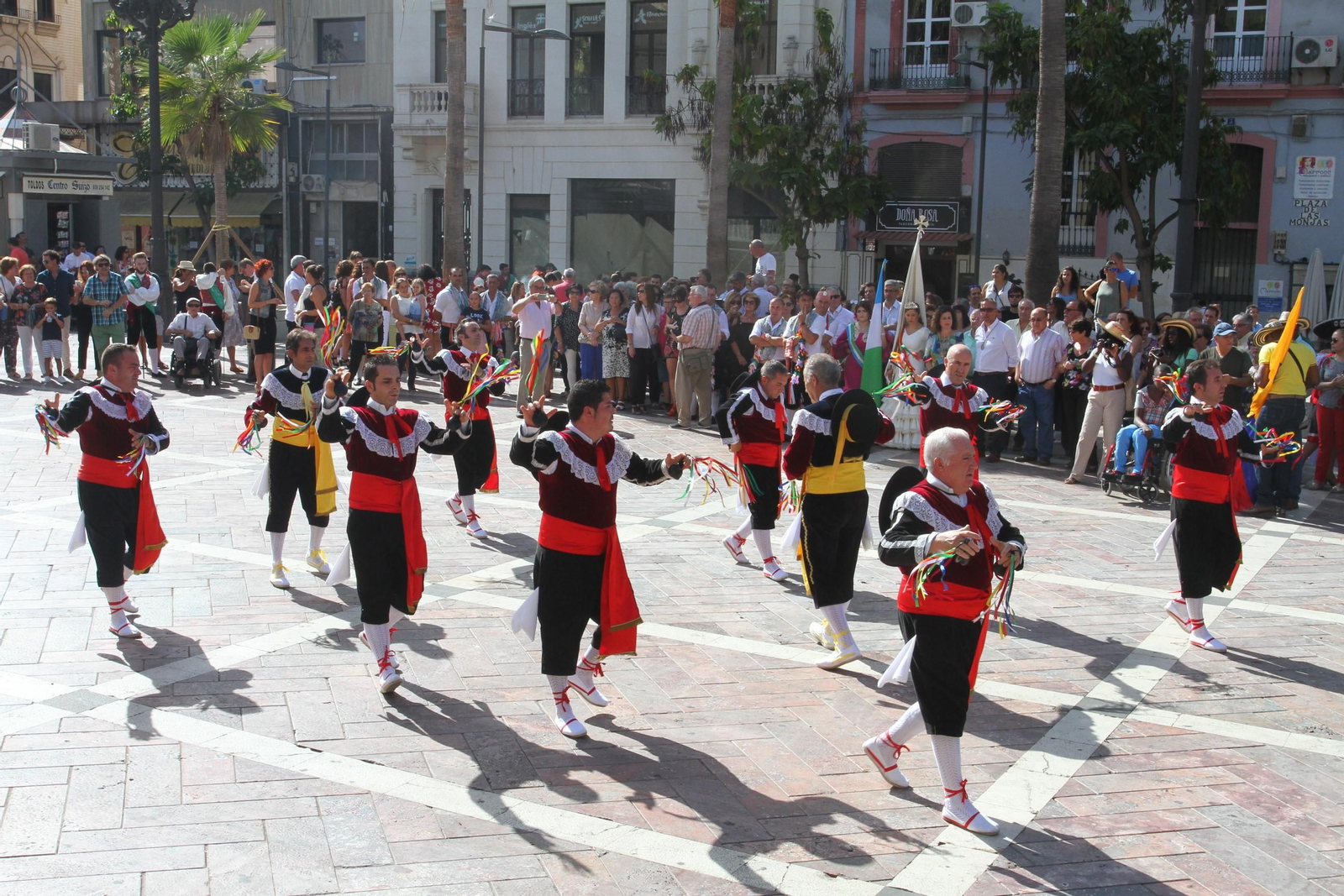 Imágenes del desfile Iberoamericano de bailes.