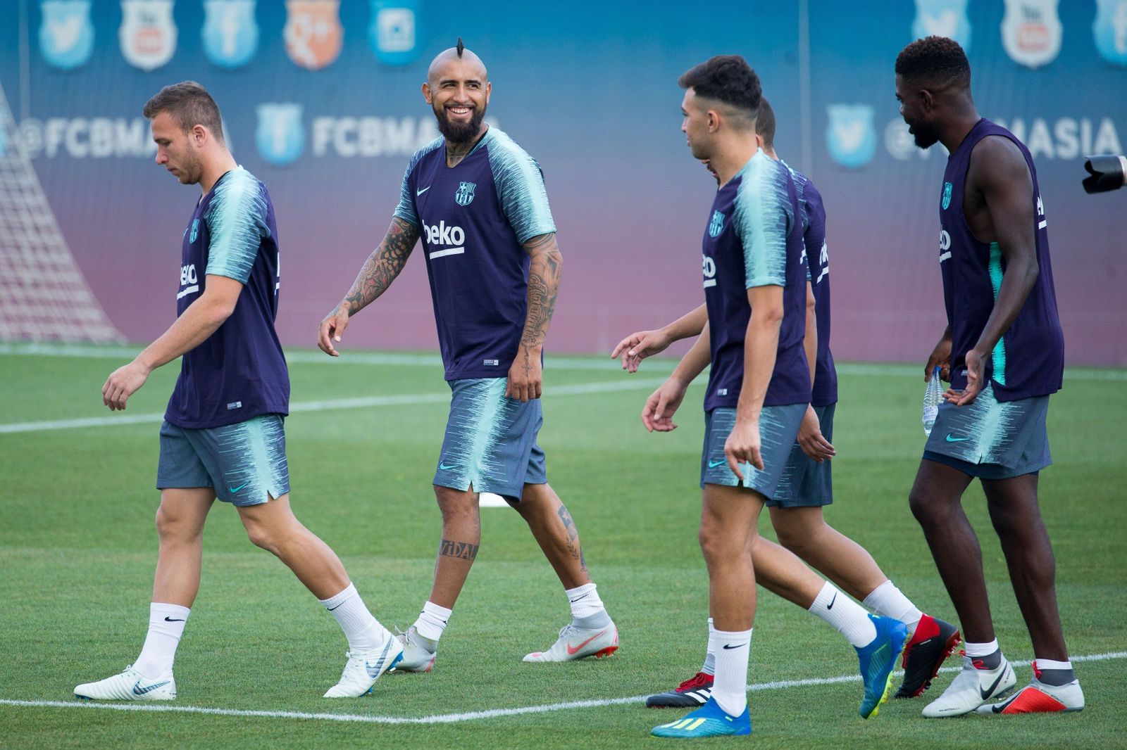 Vidal, Munir y Umtiti sonríen previo a un entrenamiento antes de la Supercopa.