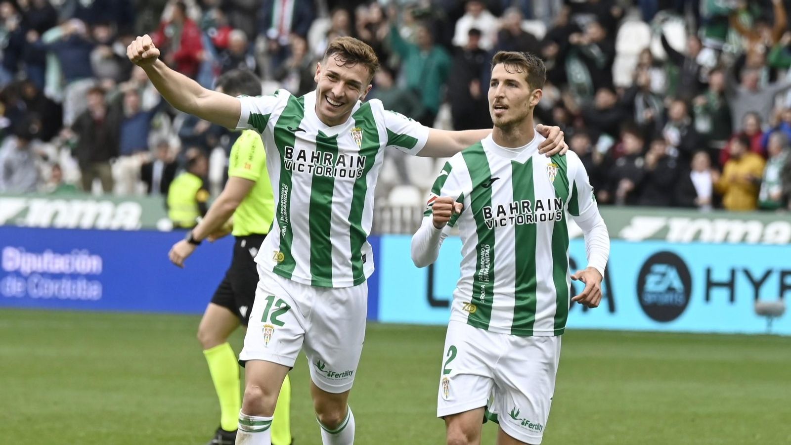 Alberto del Moral celebra con Pedro Ortiz un gol del Córdoba CF en El Arcángel.