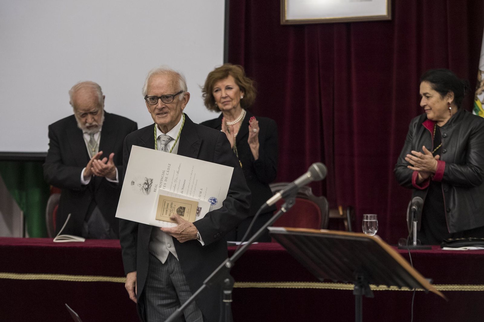 Marcelino Díez recibe los aplausos tras su nombramiento como académico de Bellas Artes.