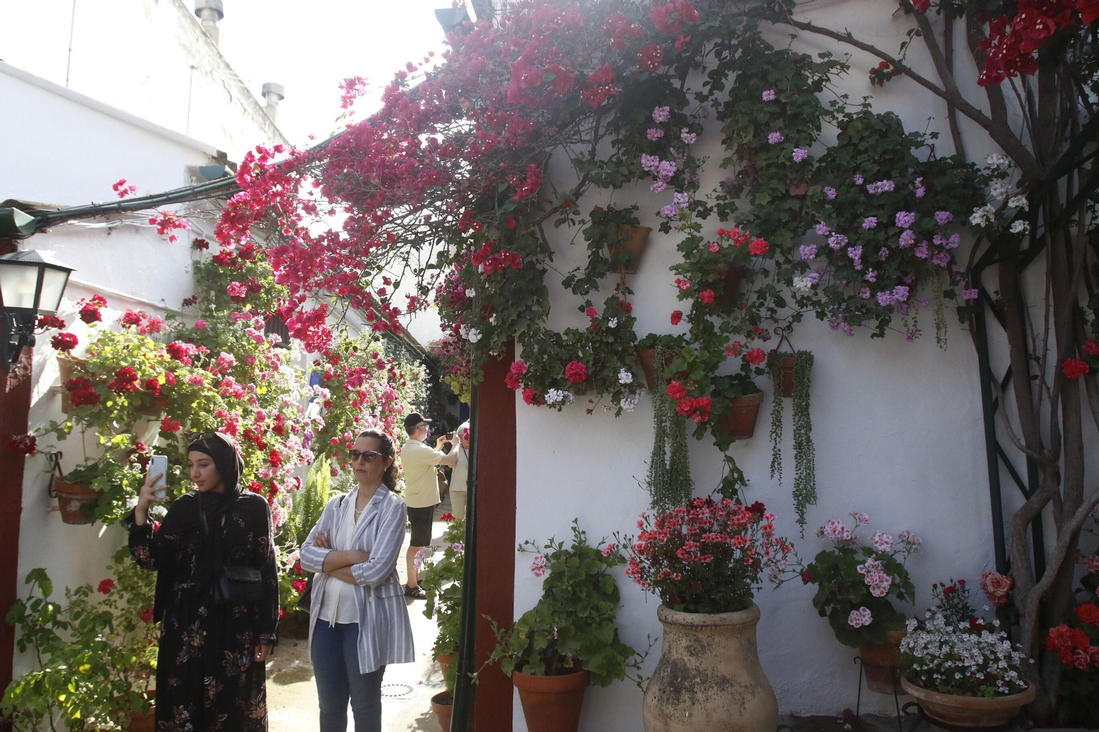 Dos mujeres visitan Marroquíes, 6 durante la última edición de la fiesta.