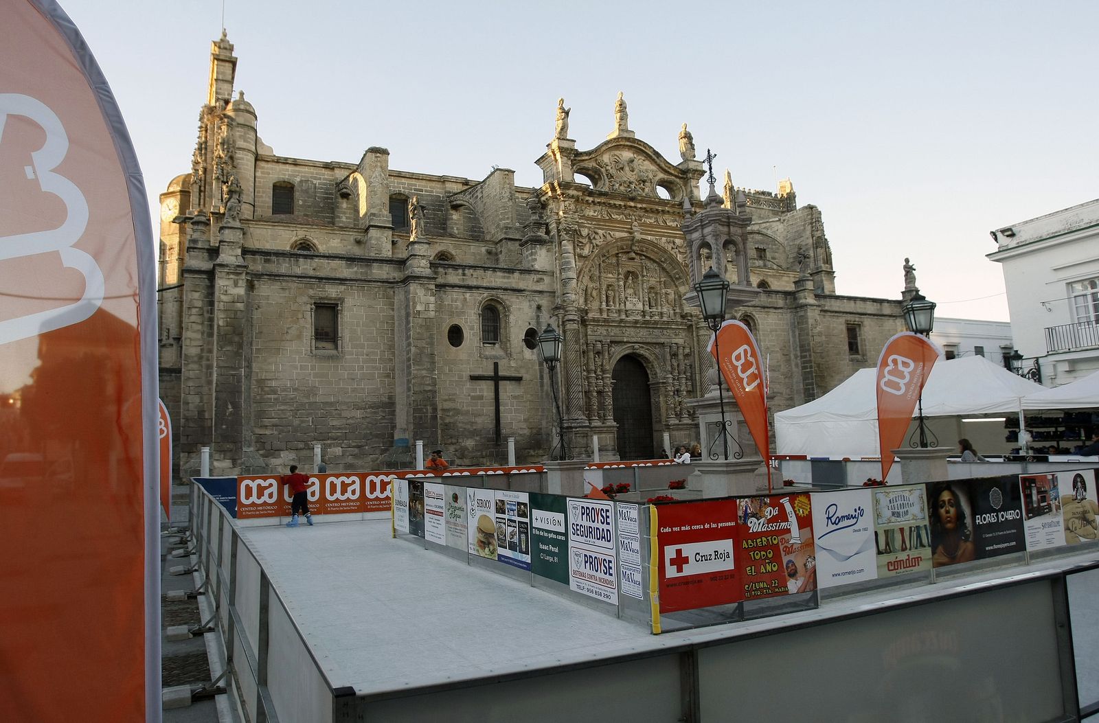 Una imagen de archivo de la pista de patinaje instalada años atrás en la Plaza de España.