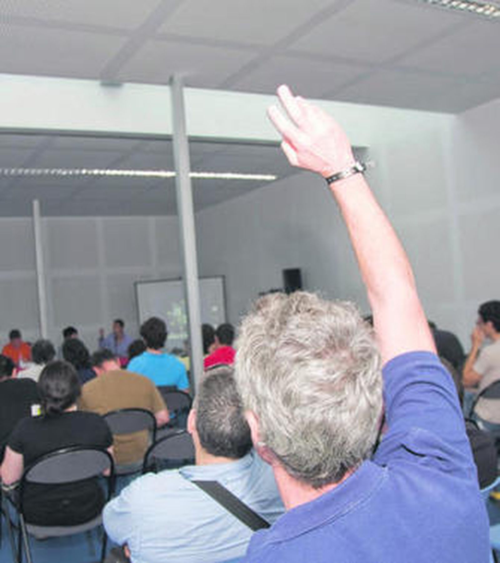 Un asistente pide turno en las mesas de debate de la edición anterior.