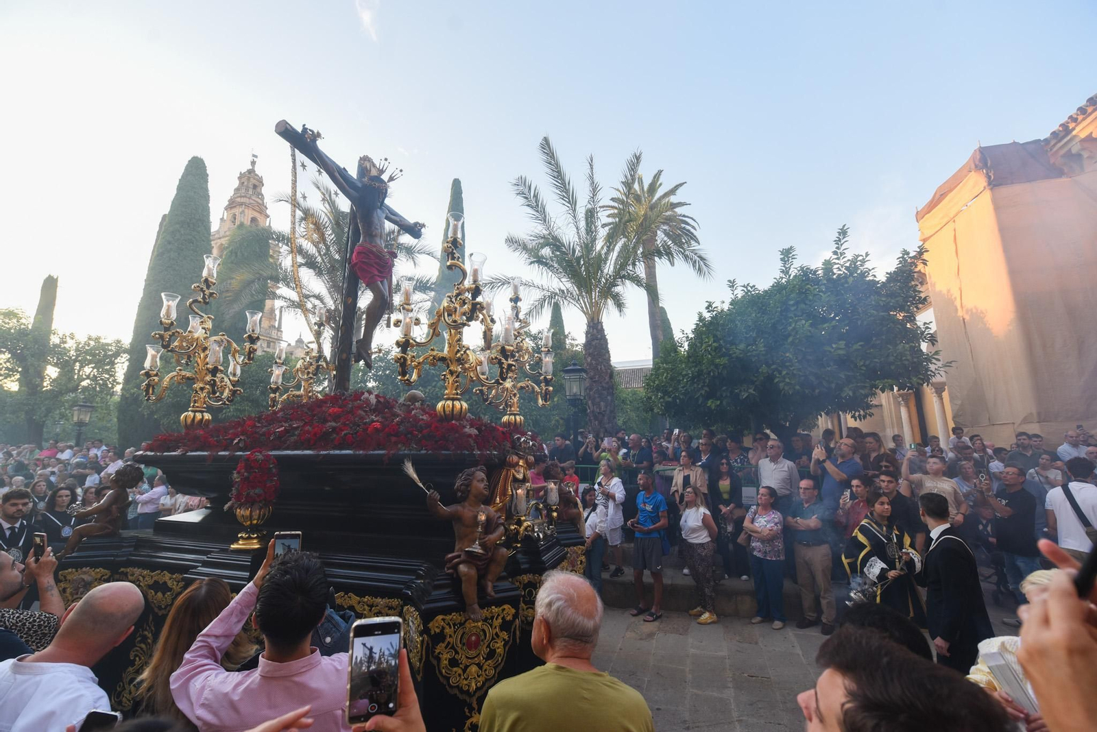 Las fotos del traslado del Remedio de Ánimas tras el Magno Vía Crucis de Córdoba