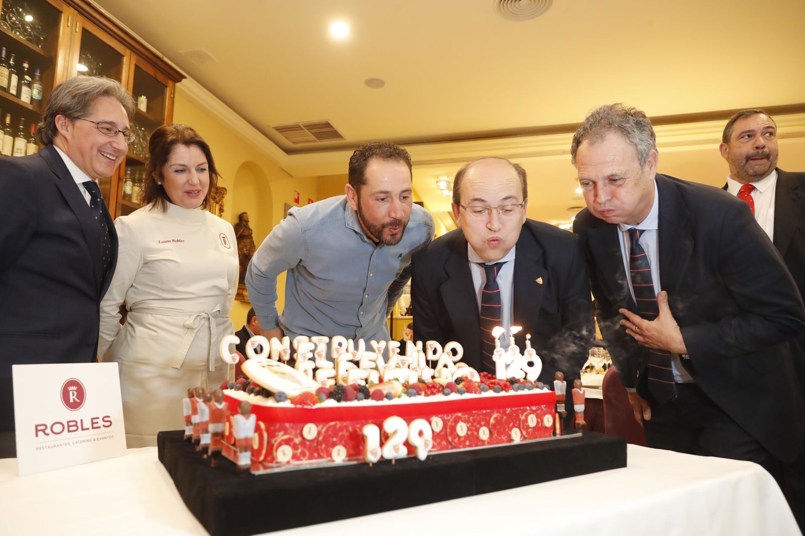 Pablo Machín, José Castro y Joaquín Caparrós soplan las velas del 129 aniversario.
