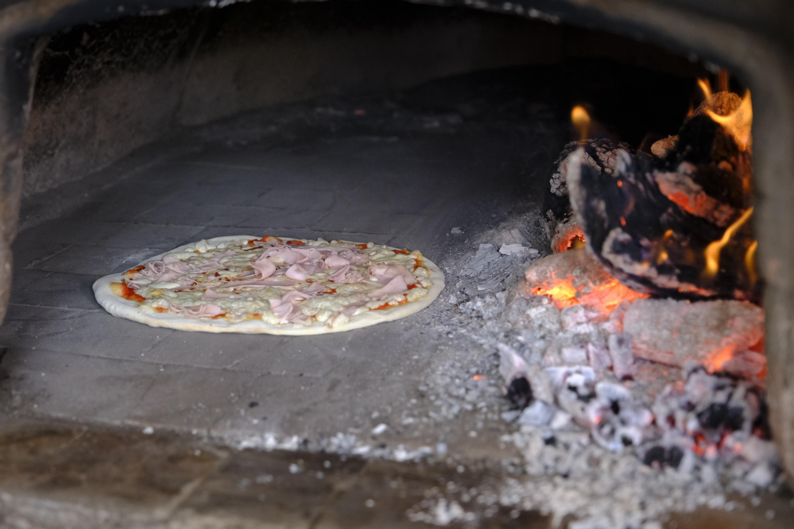 Fotogalería de la Pizzeria La Trattoria, 20 años de vida. Almería