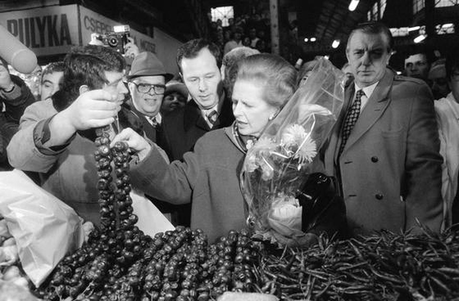 Margaret Thatcher, en un mercado de Budapest en 1984.

Foto: EFE