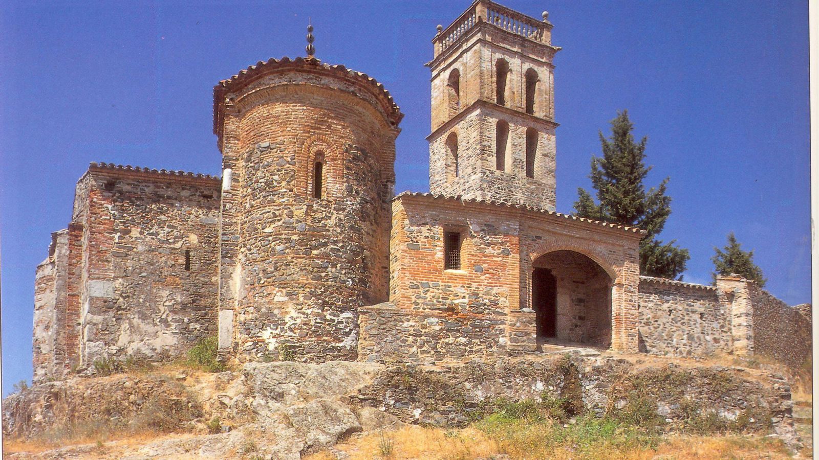 El castillo y la mezquita de Almonaster la Real.