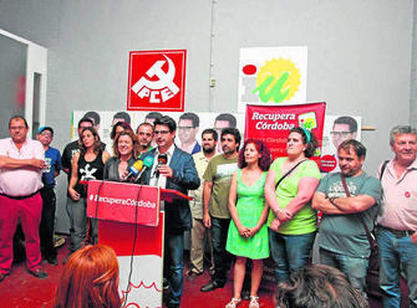 Pedro García, rodeado de otros miembros de su formación, en la sede de IU.