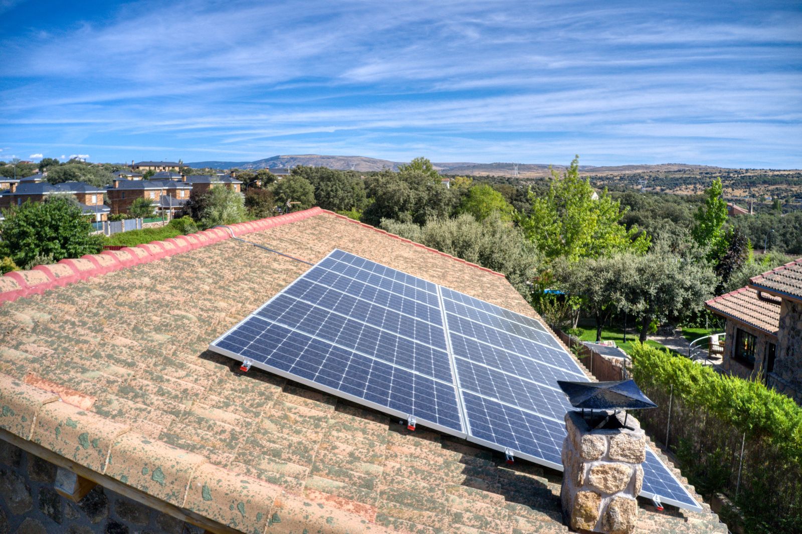 La instalación de paneles solares en las viviendas almerienses podría ahorrarles más de 1.000 euros al año