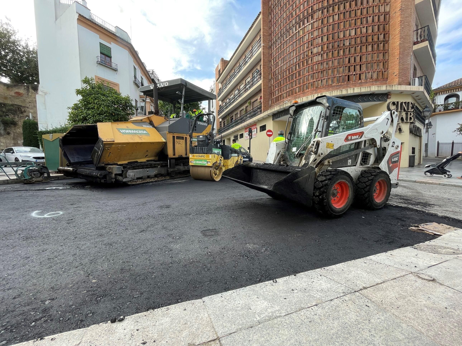 La calle Alfaros tras su primera fase de obras, en imágenes