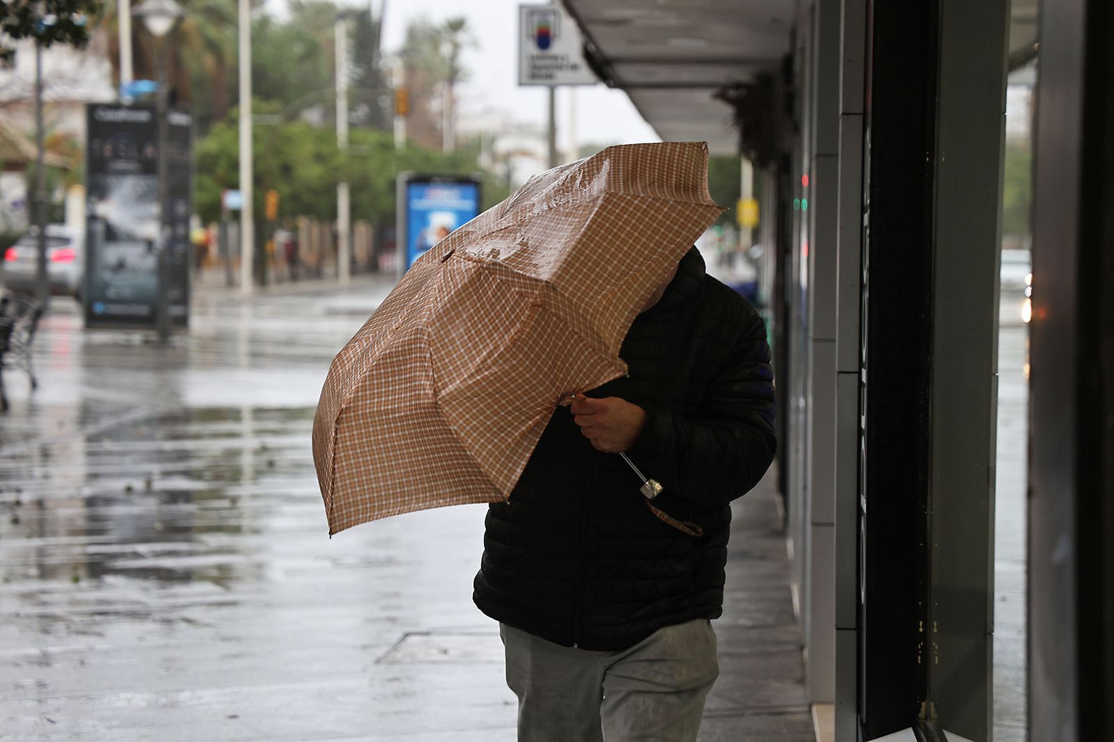 Intensas lluvias y calles desiertas en Huelva por la borrasca Marta