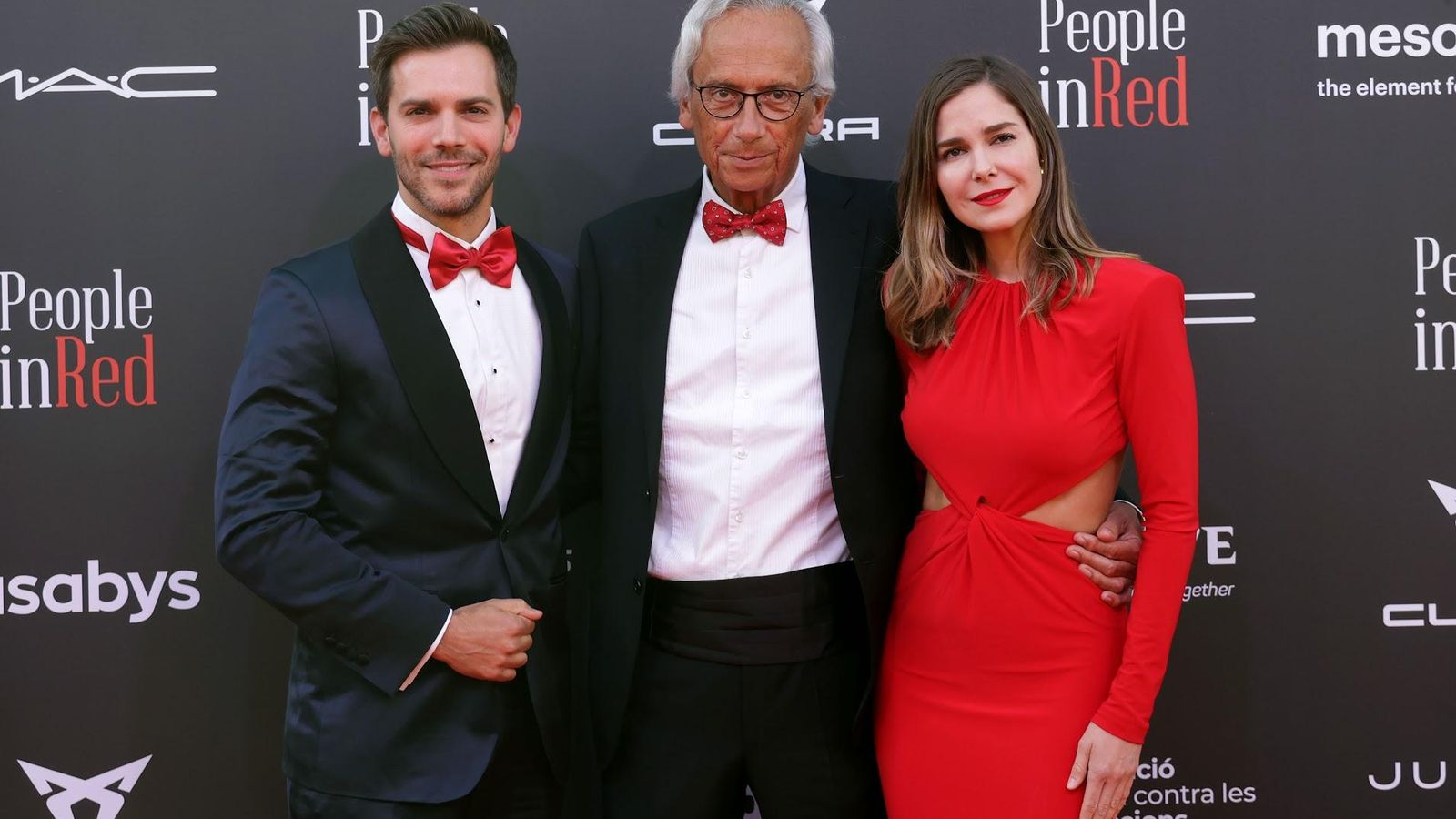 El doctor Clotet entre su hijo Marc y su nuera, Natalia Sánchez