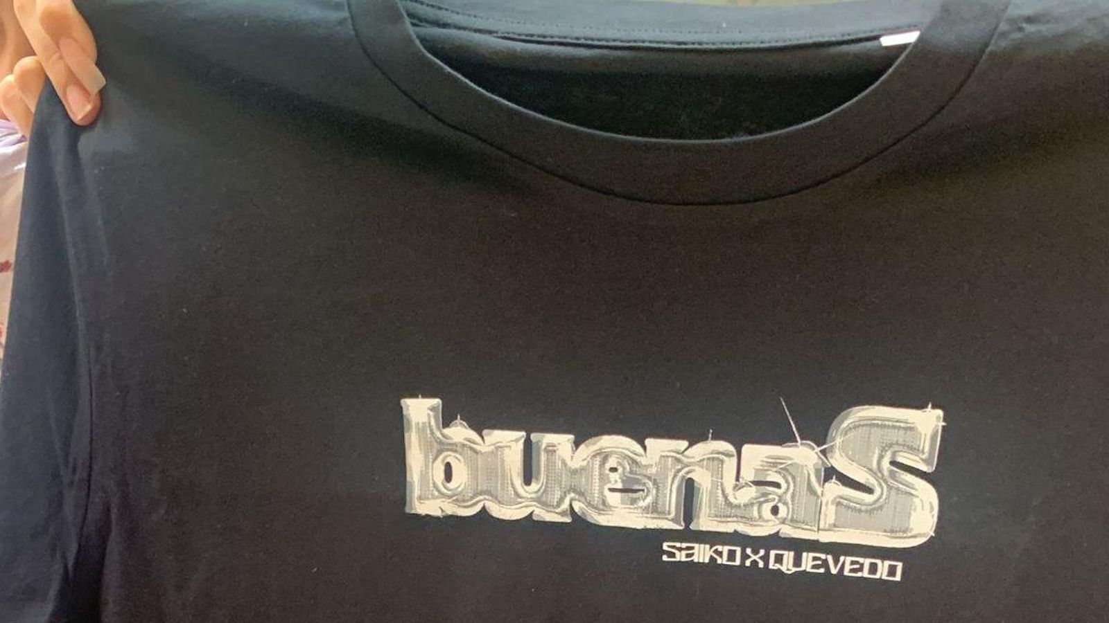 Camiseta conmemorativa de la canción Buenas de Saiko y Quevedo