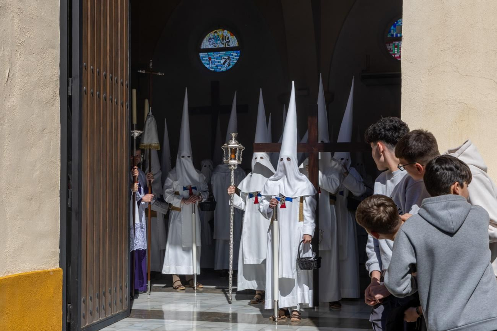 El Miércoles Santo inicia la tarde con los nazarenos trinitarios del barrio de Santa Isabel