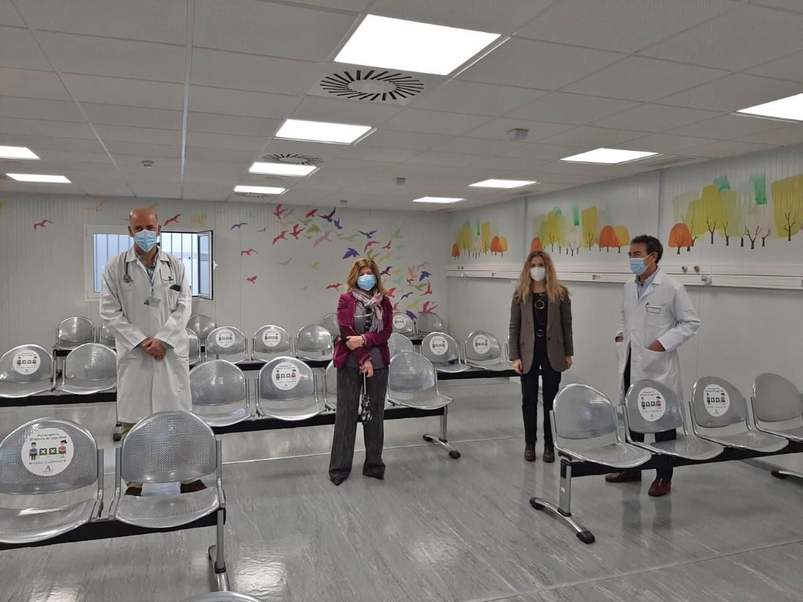 Un momento de la visita de Ana Mestre e Isabel Paredes al centro sanitario.