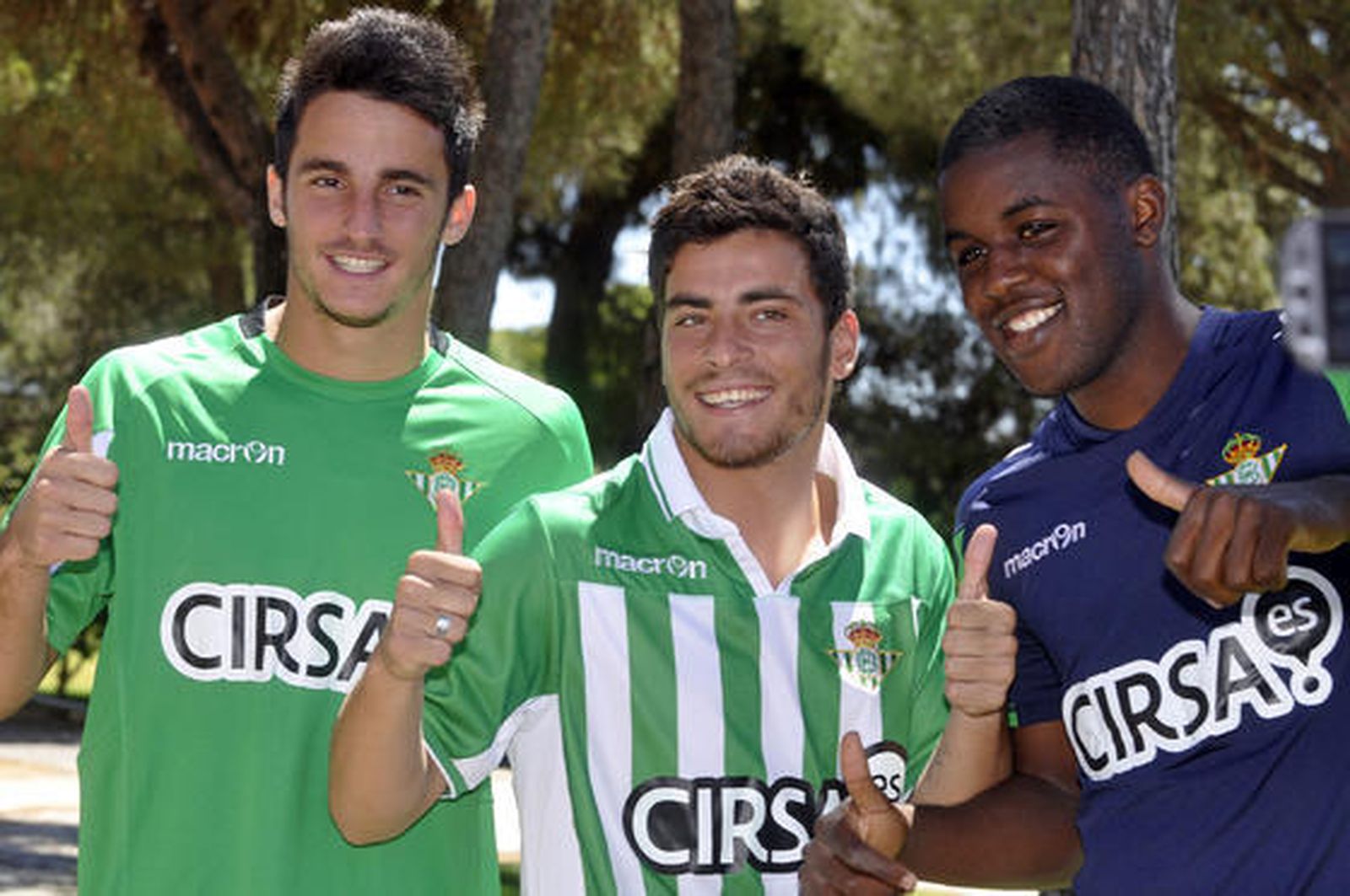 Los tres nuevos refuerzos del Betis, Juan Carlos, el portugués Agra y el costarricense Campbell.  Foto: Manuel Gomez