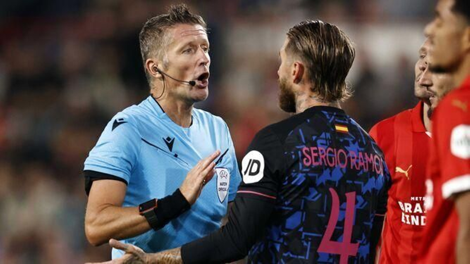 Sergio Ramos se queja a Orsato en una de sus decisiones.