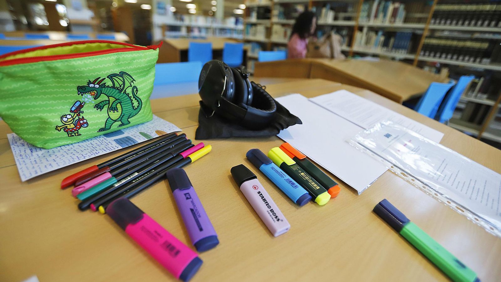 Todo dispuesto para estudiar en una de las mesas de estudio de la Biblioteca Ibn Hazm de la UHU.