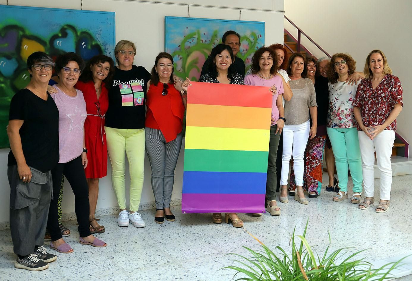 Ana Hérica Ramos posa con la bandera arcoiris. Ana Hérica Ramos posa con la bandera arcoiris.