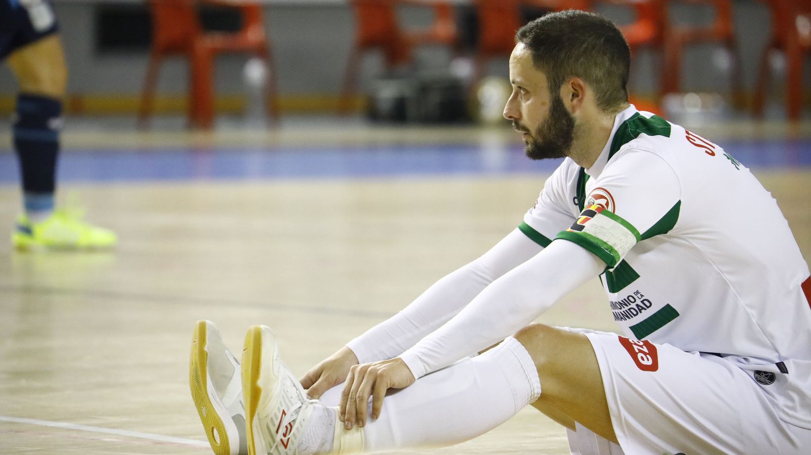 Manu Leal estira sobre la pista de Vista Alegre tras la derrota ante el Movistar Inter.