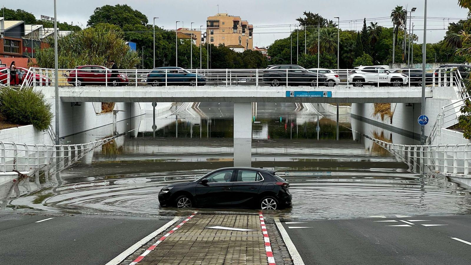 Un paso subterráneo inundado.