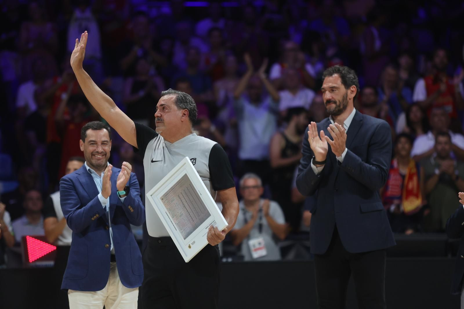 Dani Hierrezuelo saluda con Garbajosa y Juanma Moreno.