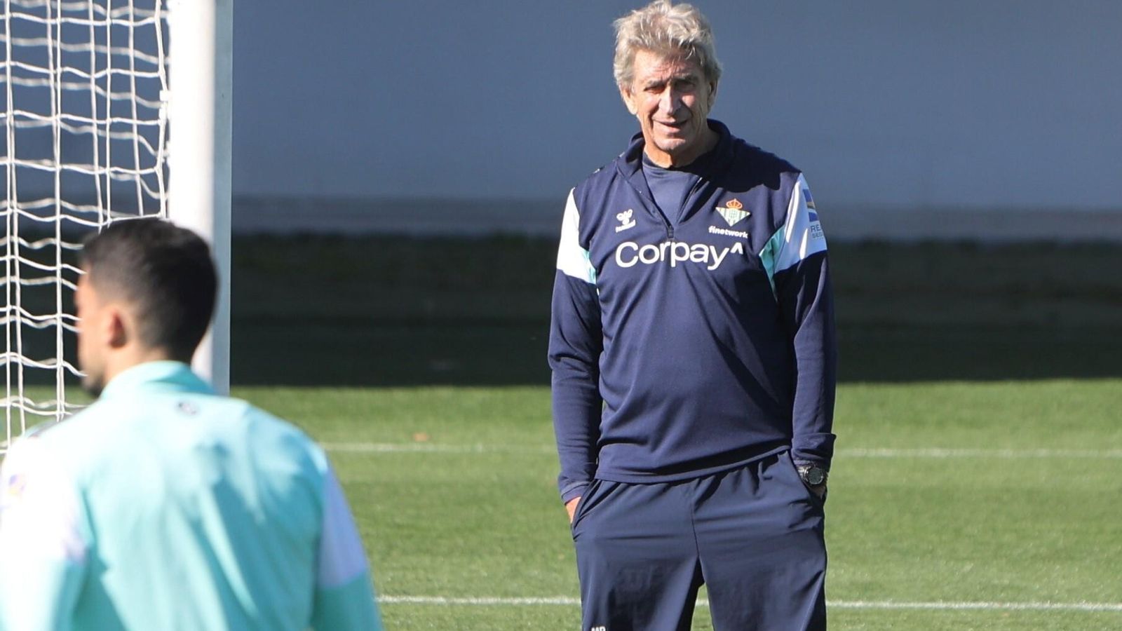 Manuel Pellegrini observa el entrenamiento de sus jugadores.